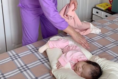 抱着宝宝坐下太猛 抱上床的时候不小心宝宝猛的一坐