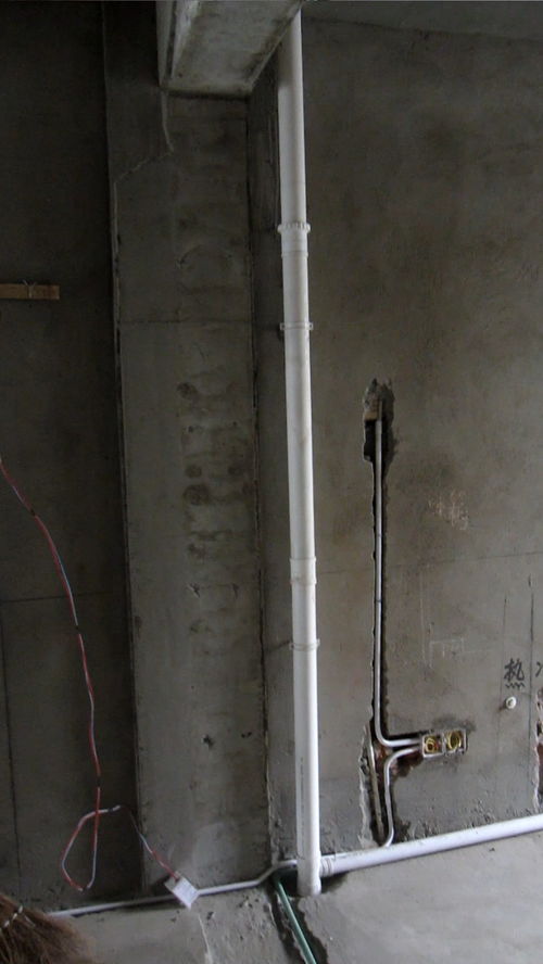 装潢难题,如何处理这个下水管,管子右边是冰箱 