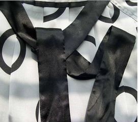 怎样将衣服领子上的两条细长带子系成蝴蝶结然后固定住
