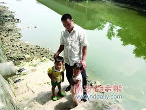 2名幼儿河涌落水 村民倒背孩童奔跑10分钟救醒 