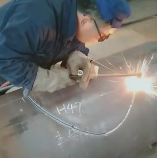 电焊师傅这技术能算几级焊工,手法超稳 