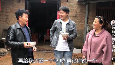 小伙接亲戚去家里吃饭,亲戚又拿好酒又拿礼,小伙笑的合不拢嘴