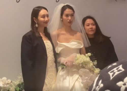 39岁王鸥低调出席妹妹婚礼 前后张罗忙不赢,穿礼裙发福被指怀孕