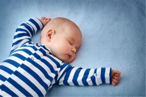 新生儿偏爱举手睡,家长需要干预吗 3个原因里最后一个很暖心