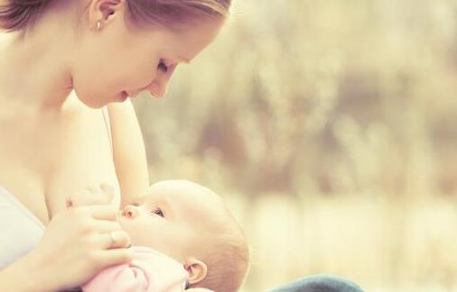 刚出生两个月的宝宝吐奶厉害是什么原因(新生儿两个月总是吐很多奶)