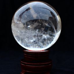 水晶球有何风水作用 水晶球与玻璃球如何鉴别 水晶球寓意及作用有哪些 