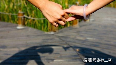 婆婆拿老公的工资卡,婚后都是花妻子的钱,要回来发现卡里没钱