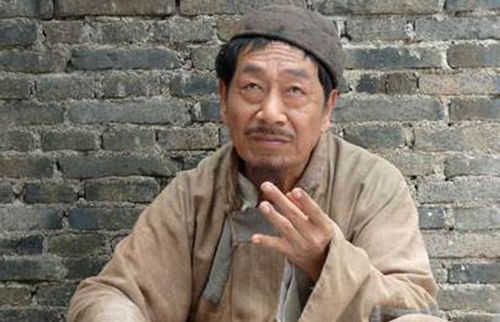 73岁王奎荣近照,69岁老来得女生活幸福,与戏中判若两人