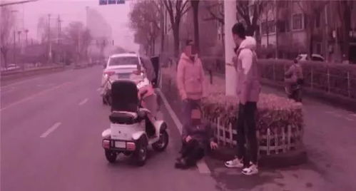 残疾人过马路时遭轿车撞翻,整个人重重摔在了地上
