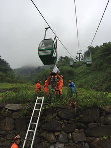 湖北麻城一景区索道故障 上百游客风雨中悬空两小时 