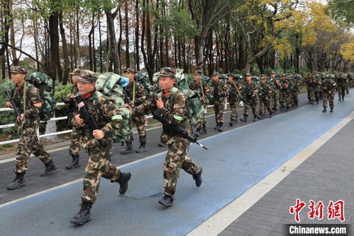 上海武警总队新兵开展三天两夜新兵拉练