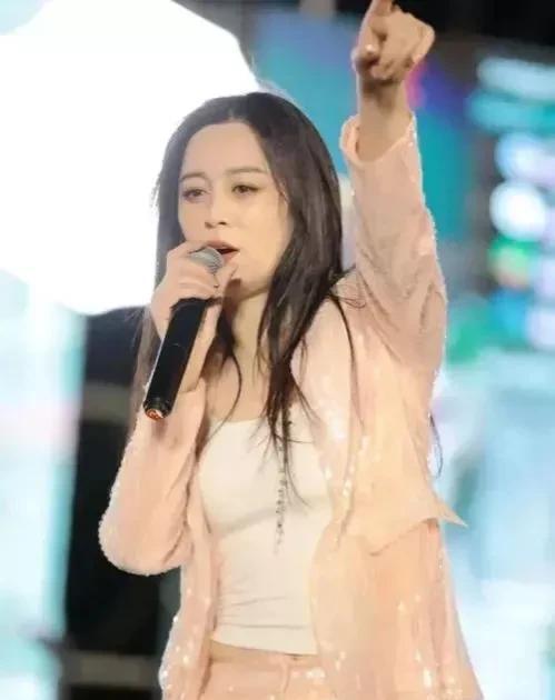 中国网红歌手唐艺 靠着抖音一步步成长,前婆婆称她是好儿媳