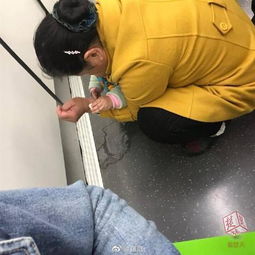 家长抱孩子在地铁上撒尿 尿液弄脏乘客行李引发争吵 