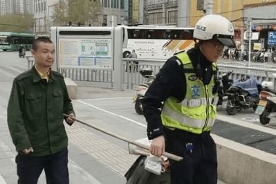 郑州丨温馨一幕 交警一路护送盲人,帮忙拿行李 带路 送上公交车