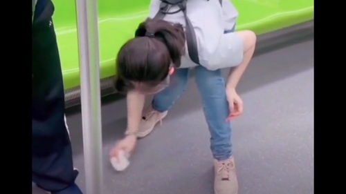 地铁上宝宝排便弄脏地板,暖心小女孩第一时间将地板擦拭干净 