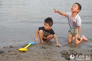 汉口江滩退水变沙滩 国庆成为大众游乐滩