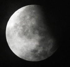 香港上空观测到月偏食 2 