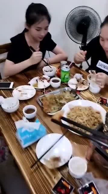 趁公司聚餐,给女同事夹了个虾,她这是什么意思 