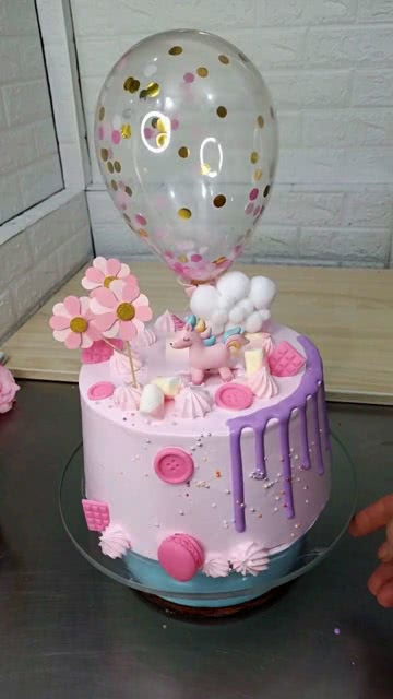 很多女孩子过生日都定制这款蛋糕,很漂亮,很时尚 