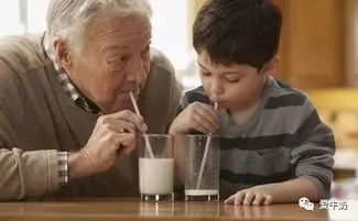 专家建议老年人喝牛奶吗(老年人有必要每天喝牛奶吗)(老年人到底该不该喝牛奶)