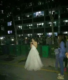 济南高校女生穿婚纱向男生求婚 现场气氛如演唱会 