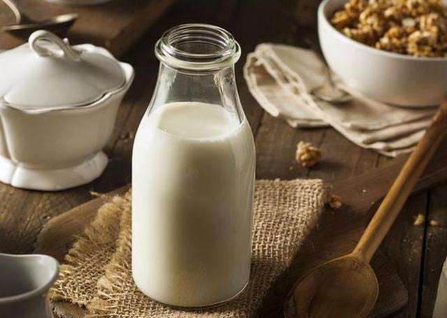 晚上喝牛奶对身体有坏处吗