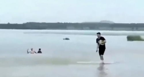 河北 男孩掉进水里,光头大哥不顾家人的反对冲进水里救起男孩