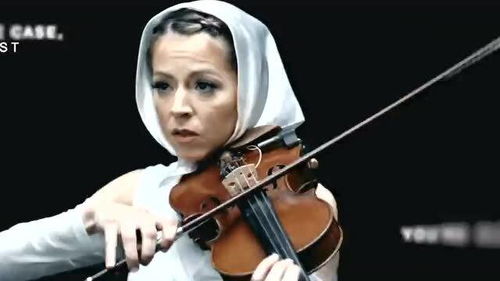 女子小提琴表演 