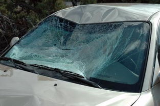 梦见自己的汽车前挡风玻璃被人砸了