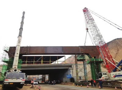 甘肃省内最大跨度钢构桥120吨盖梁架设成功 
