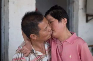 送你一波狗粮 50多岁的浙江男人抱着老婆去搬砖,只因为 