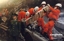 资料图片:9月20日下午,一名解放军士兵在北京中国人民革命军事博物馆参加“‘万众一心 众志成城’--抗震救灾主题展览”开幕式活动时,在一幅抗震救灾图片前留念。     摄 