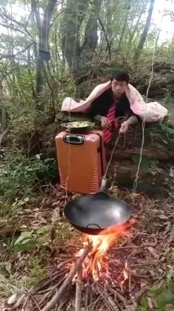 野外生火煮饭,远离尘世 