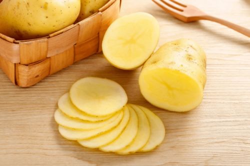 一颗完整的土豆可以放进微波炉吗(一颗完整的土豆可以放进微波炉吗视频)