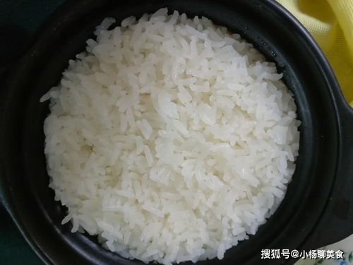 蒸米饭时,光加水还不够,再加这2料,米饭香软好吃,粒粒分明