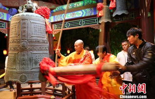 除夕夜三亚南山法师领僧众撞钟祈福 