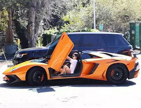 女人一样爱跑车..Kylie Jenner最新与敞篷兰博基尼的完美结合 附她的多辆豪车照片