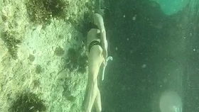 超高清海岸沙滩珊瑚礁美女潜水旅游摄影风景vlog记录素材a3 短视频剪辑师制作中需要用到的横版空镜头转场素材积累 PR等视频剪辑软件常用素材库
