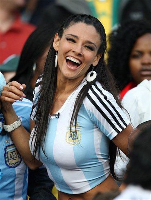 阿根廷女球迷不慎漏点 为火热的世界杯再激情 