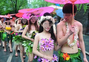 杭州情侣集体裸婚 新人穿贴身内衣寓意 裸婚