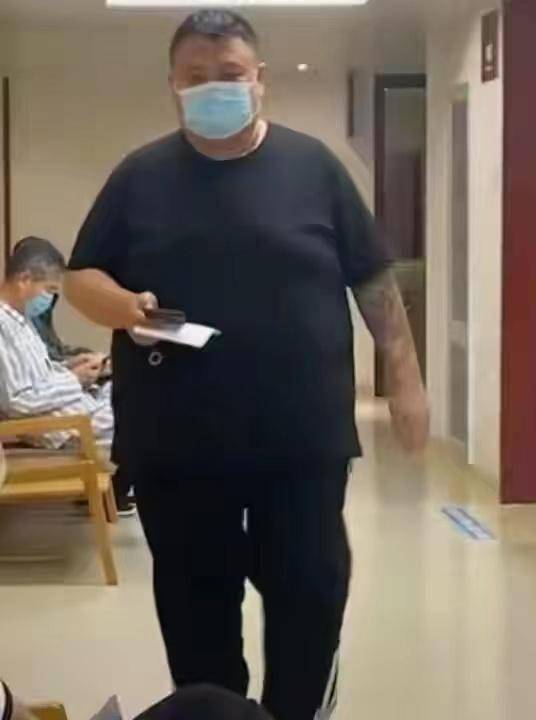 岳云鹏搭档孙越去医院减肥被拍 体重高达292斤 左臂纹身太显眼