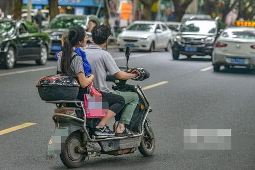 电动车设计了后座却不让带人,老百姓不解 不带人就安全 