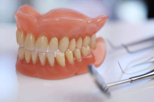 倍康美专项牙体形态与雕刻 全口义齿排列培训正在进行中