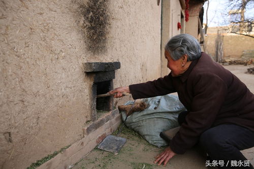 关中八旬老奶奶住半边盖土房 跪着在室外添柴烧炕 