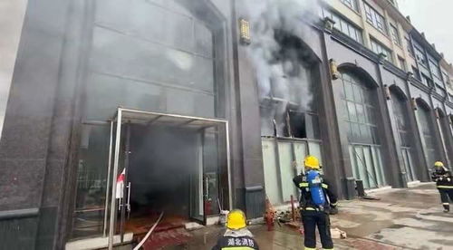 湖北鄂州 沿街商铺突发火灾,消防部门火速救援