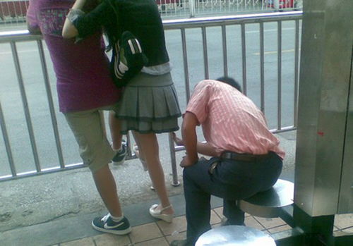 上海 骚男地铁偷拍美女裙底,被发现后跪地求放过 