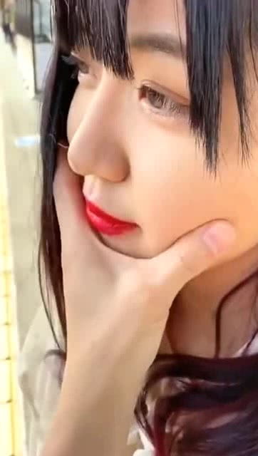 日本的女孩子,都喜欢别人捏她的脸,这样她就会觉得自己很可爱 