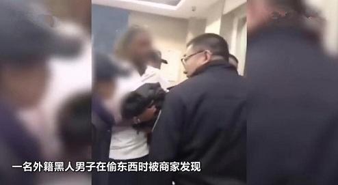 黑人男子偷盗失败被抓,上海女友称外国人免责,民警 这是中国