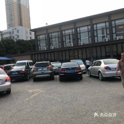 白天鹅吃饭可以免费停车吗(锦州元都饭店停车场免费吗)