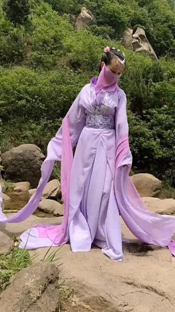 这套衣服是紫色的,穿上之后像仙女一样,太美了 